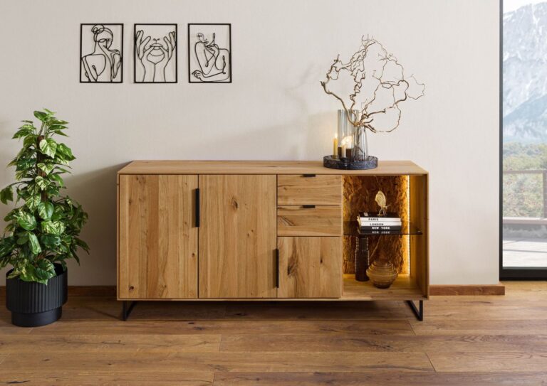 Sideboard der Serie LINDAU aus hellem Holz zum hyggeligen Wohnen.